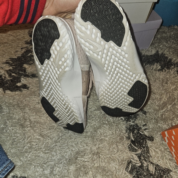 Nike - Picture 4 of 7